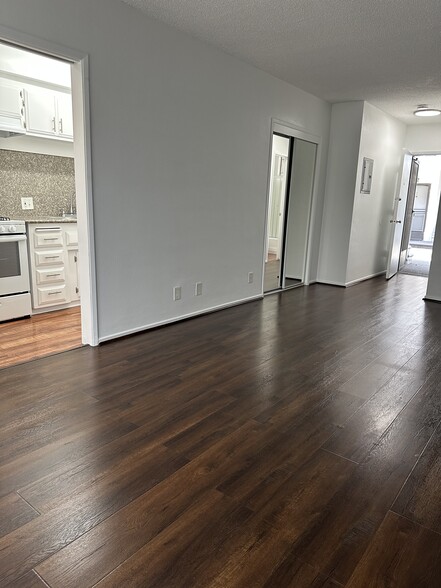 Building Photo - 1722 S Barrington Ave