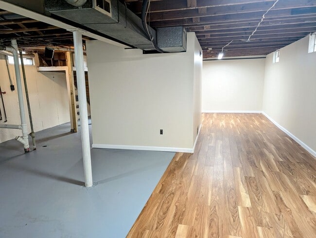 Building Photo - Adorable Belmont Home with Basement - AVAILABLE NOW!