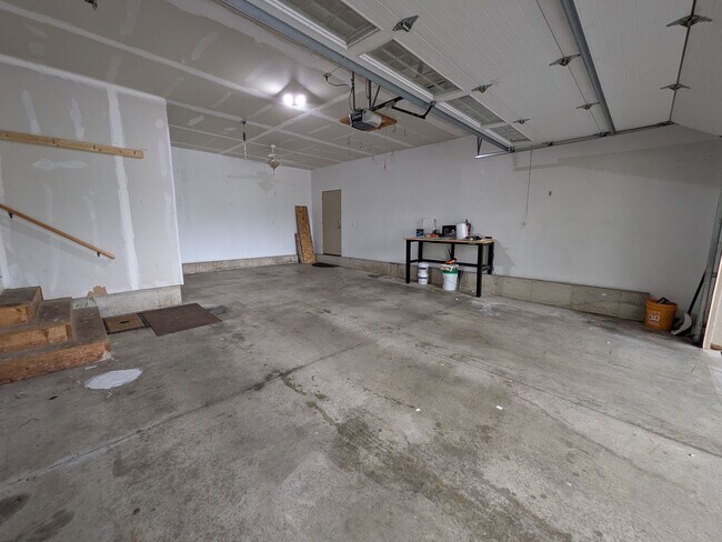 Building Photo - 3 bed / 3 bath House in Deforest!