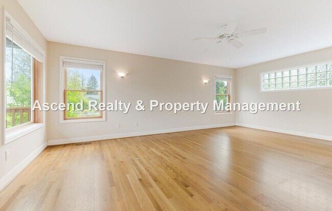 Building Photo - Available NOW! 3 Level 4bed/3bath Convenie...