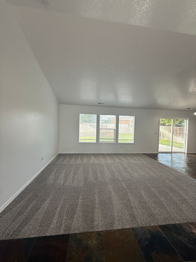 Building Photo - 3 bed, 2 bath- Kennewick Location!