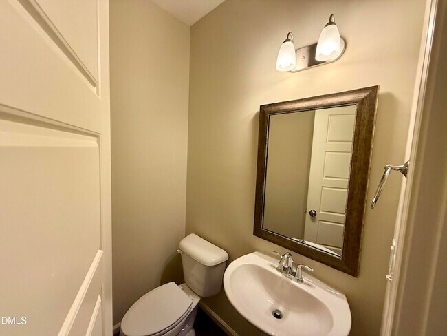 Building Photo - 1008 Midtowne Way