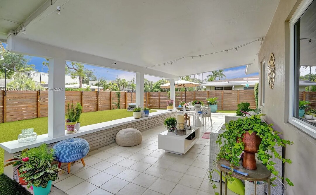 Building Photo - 1001 NE 17th Ct