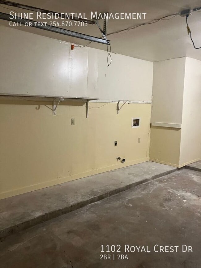 Building Photo - 1102 Royal Crest Dr