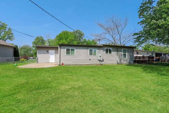Building Photo - Fantastic 3bd/2ba home! Coming soon!
