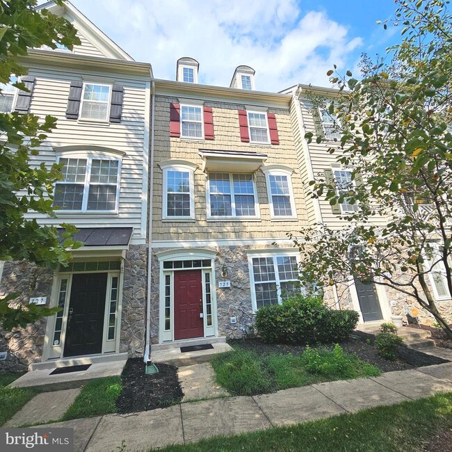 Building Photo - 725 Chevington Ct