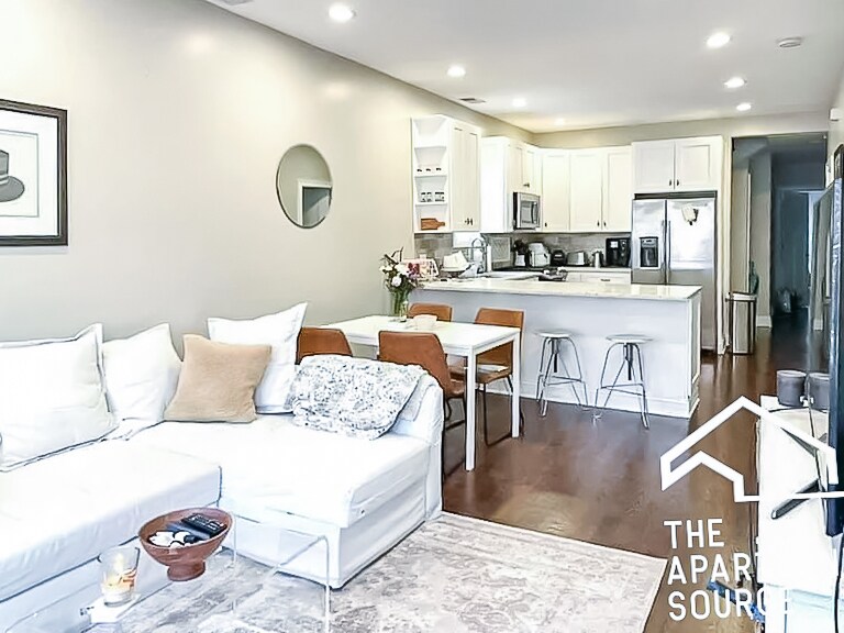 Building Photo - 2732 N Wilton Ave