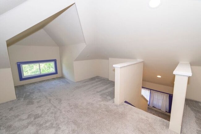 Building Photo - Near Northwest Neighborhood in South Bend 4 bedroom Craftsman style 2-story