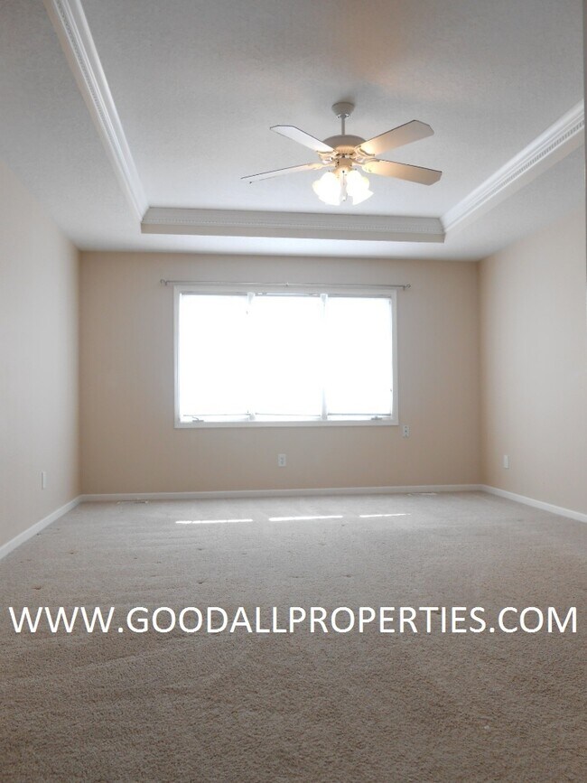 Building Photo - 4BR Urbandale Home with a 3-Car Garage, Deck & Fireplace