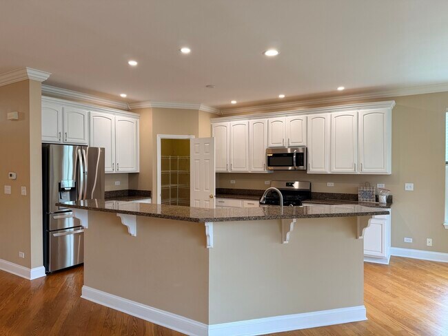 Building Photo - 1873 Crenshaw Cir