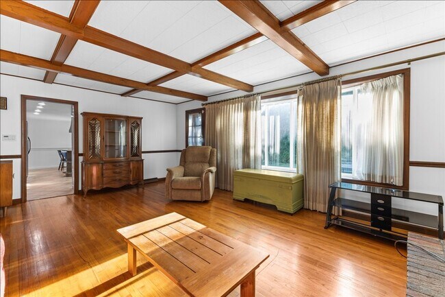 Building Photo - Magnificent 6 bedroom house in desirable H...