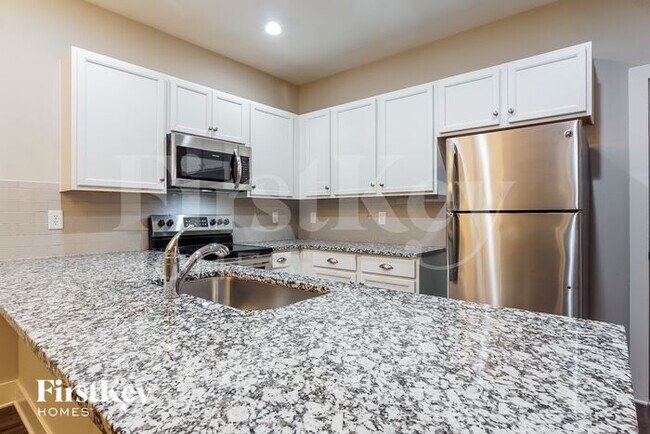 Building Photo - 2745 Village Pl