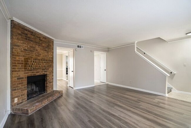 Building Photo - Renovated End Unit Townhome in Snellville!