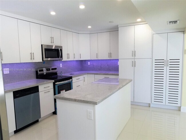 Building Photo - 801 NW 30th Pl