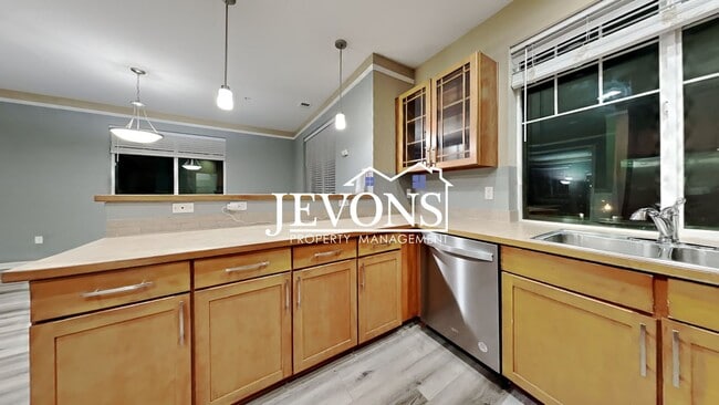 Building Photo - Experience this beautiful SeaTac single-family home with an equipped kitchen, high ceilings, near...
