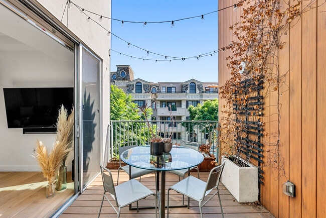 Building Photo - 855 N Croft Ave