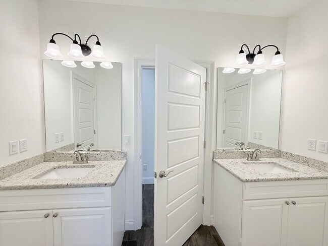 Building Photo - Luxurious 4-Bedroom Home