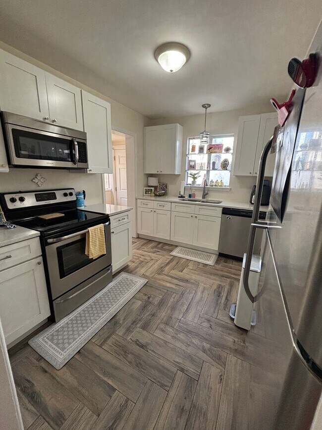 Building Photo - R1026 University Heights