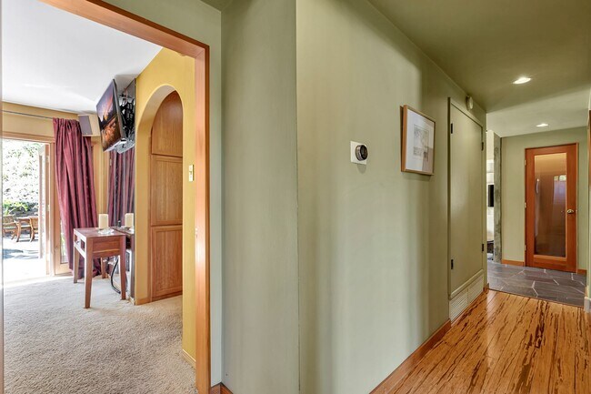 Building Photo - HOLIDAY SPECIAL***2 WEEKS FREE** 3 Bed/2 Bath Oasis in Royal Woods - Available Now