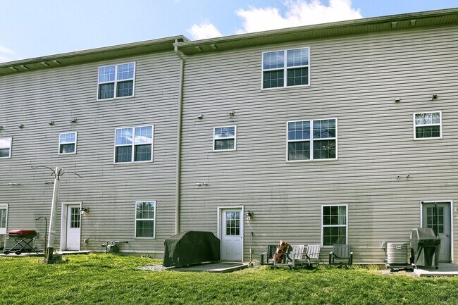 Building Photo - Newer build 2,000 sq ft 3/BR 2.5 bath luxury townhome