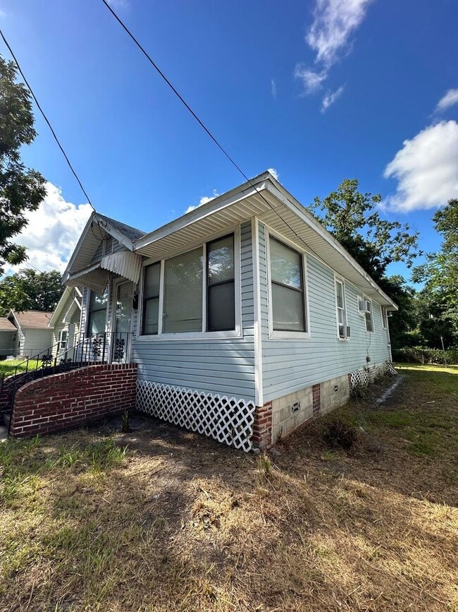 Building Photo - Fully Renovated 2/1 Single Family Ready to Move In!!!