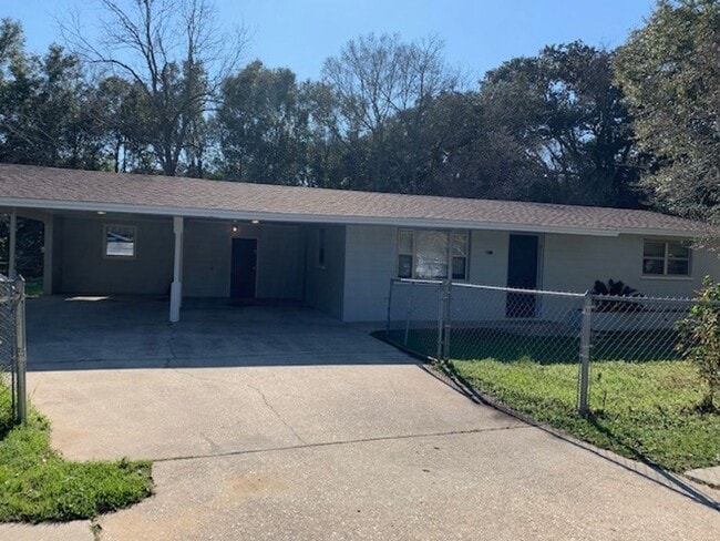 Building Photo - Great 2/1 in Pensacola!