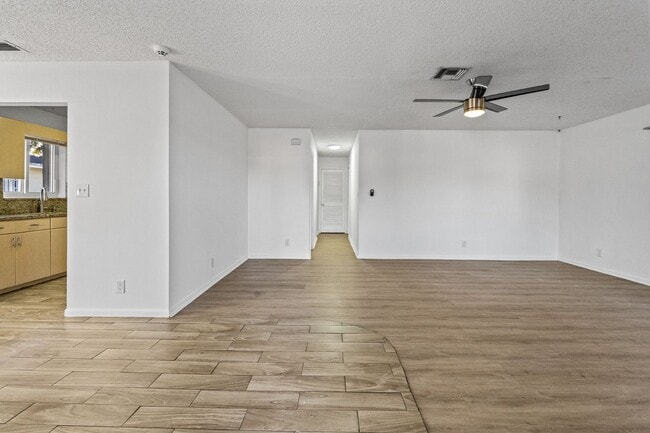 Building Photo - Comfortable Oakland Park Living - 3BR with Outdoor Space