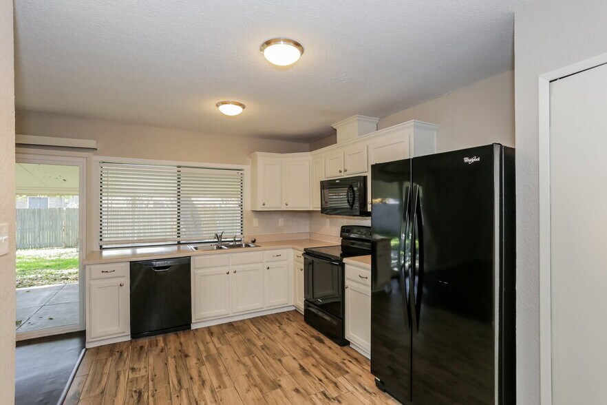 Building Photo - 7812 Burgundy Dr