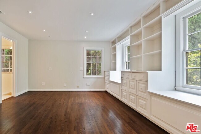 Building Photo - 662 Loring Ave