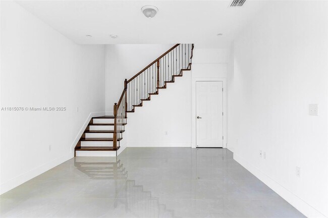 Building Photo - 785 SW 7th Ave