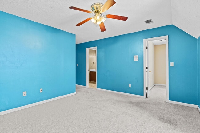 Building Photo - 15 Mulberry Ln