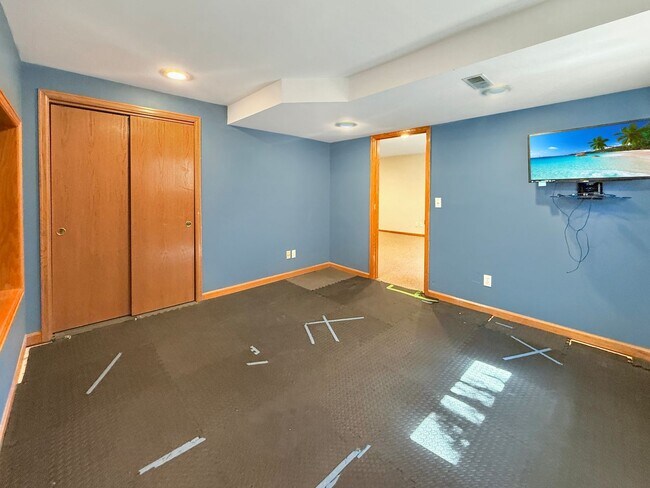 Building Photo - $0 DEPOSIT OPTION. SPACIOUS 5-BEDROOM CENT...