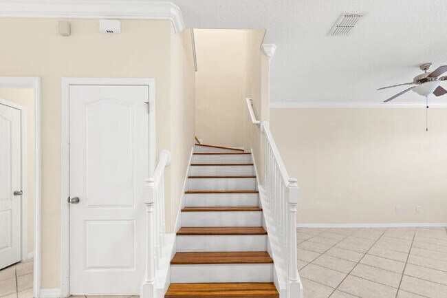 Building Photo - LIKE NEW Town Home For Rent in Wesley Chapel!