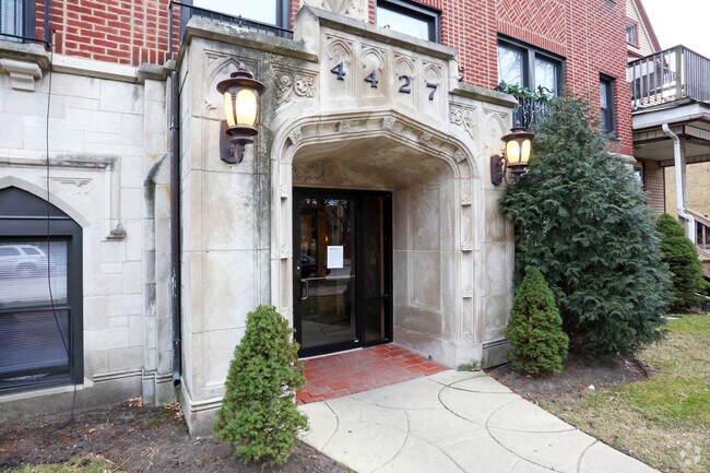 N Seeley - 4427 N Seeley Ave