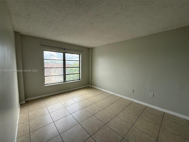 Building Photo - 4174 Inverrary Dr