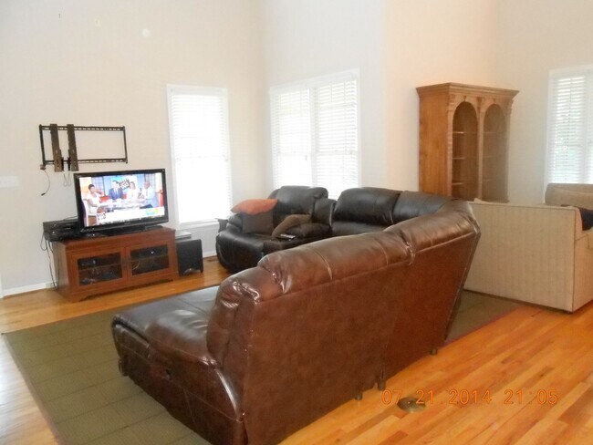 Building Photo - 3 Bedroom house in walking distance to Lake Robinson!