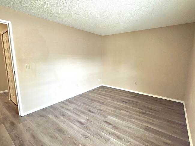 Building Photo - 3610 S Kelly Ave