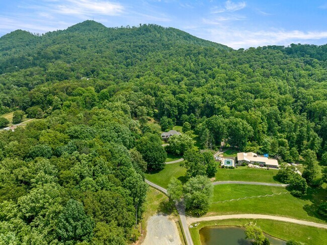 Building Photo - Spacious 6-Bedroom Furnished Home Near Asheville – Privacy, Comfort & Convenience!