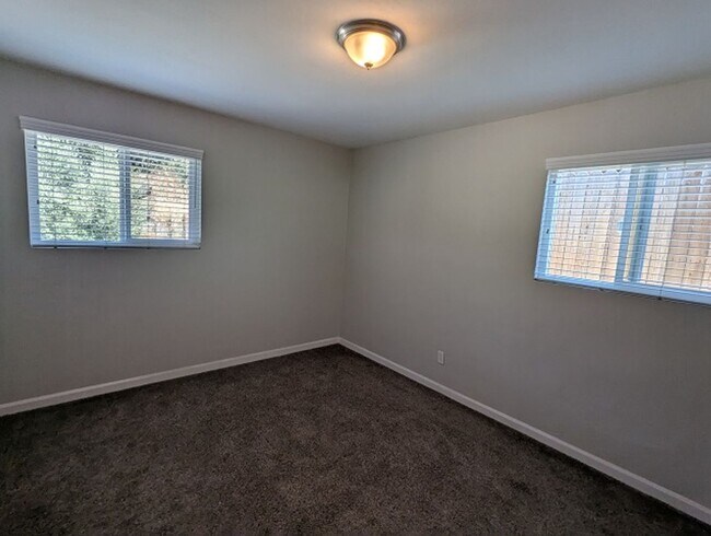 Building Photo - 3 Bedroom - 1 Bath House in San Diego