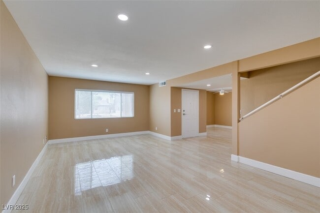 Building Photo - 3966 Green Leaf Dr