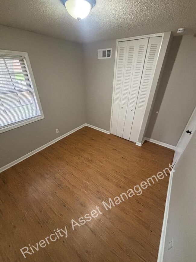 Building Photo - Cute 3 bedroom 1 bathroom home in Parkway ...