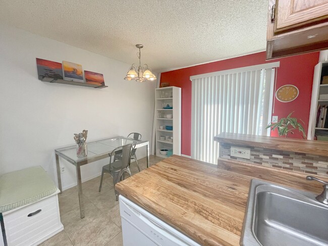 Building Photo - Charming 2 bedroom townhome with cute back...