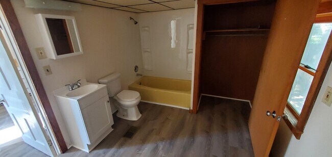Bathroom - 901 W Chestnut St