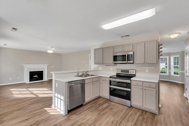 Building Photo - Spacious 4BR/2.5 Bath in the Jacksonville Commons Area