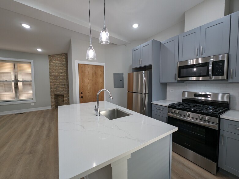 Building Photo - 423 W Belden Ave