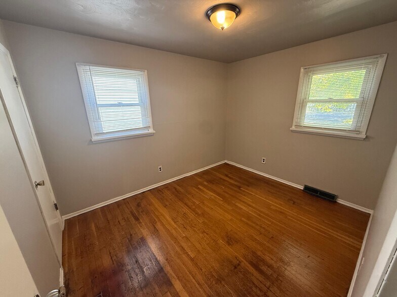 Building Photo - 242 Sadonia Ave