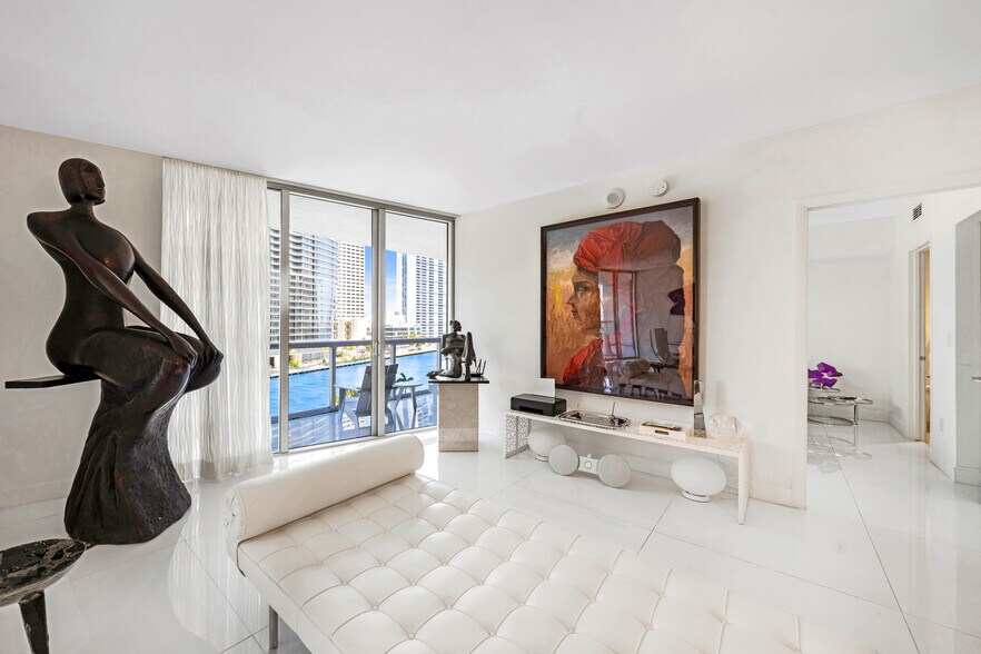 Building Photo - 475 Brickell Ave
