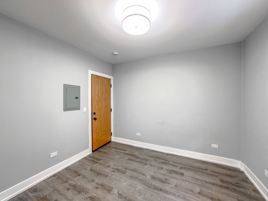 Building Photo - 545 W Belmont Ave