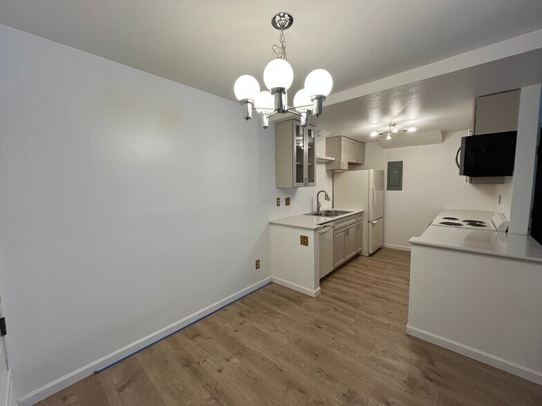 Kitchen - 8555 Fairmount Dr