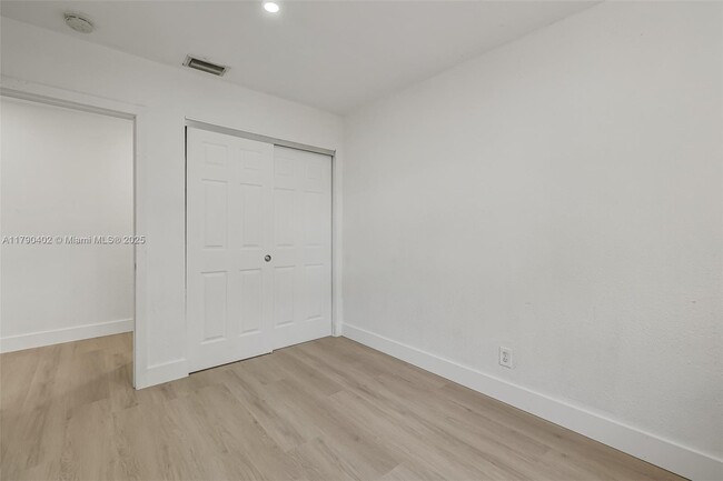 Building Photo - 1621 NW 8th Ave